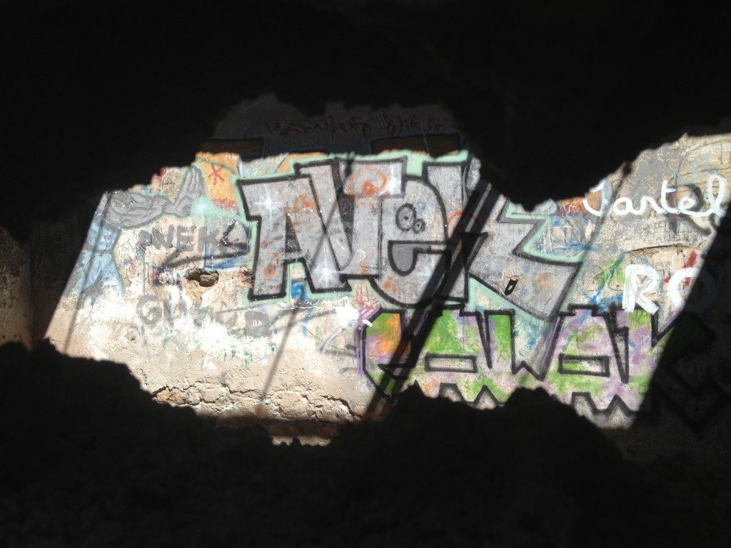 Graffiti in einem alten Abriss Haus. Blick durch ein Loch in der Wand